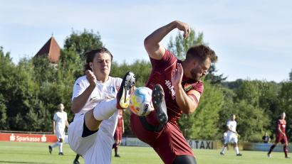 Bild: Hubert Ziegler
Mit vollem Risiko gehen in dieser Szene der Vilsecker Timo Rubenbauer (links) und der Utzenhofener Kapitän Mario Augsberger (rechts) gemeinsam an den Ball.