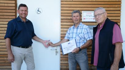 Bild: bey
Bürgermeister Rainer Rewitzer (links) erhält von VdK-Ortsvorsitzendem Josef Rewitzer (Zweiter von links) symbolisch den "Euro-WC-Schlüssel" für die Toilettenanlage am Zimmerplatz. VdK-Schriftführer Peter Trstan freut sich über diese neue Errungenschaft als Teil der Barrierefreiheit.