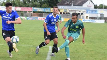 Archivbild: Gebert
Der SV Mitterteich erkämpfte sich am Sonntag beim SV Buckenhofen ein verdientes 2:2. Daniel Lauterbach (rechts, Szene aus einer Partie gegen Quelle Fürth) erzielt das 1:0 für die Stiftländer.