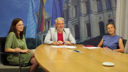 Bild: CSU-Fraktion/exb
Beim Online-Treffen im Bayerischen Landtag (von links): Patricia Kemmeter, MdL Steffen Vogel (Vorsitzender AG Ehrenamt) und Beatrix Hertle (Geschäftsführerin LAGFA).