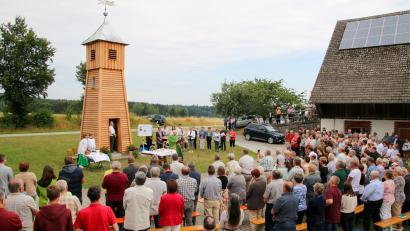 Bild: gz
Die Festmesse unter freiem Himmel zum 100-jährigen OWV-Jubiläum um Pfarrer Erwin Bauer zog viele Besucher an.