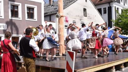 Bild: bö
Das Baumaustanzen und das anschließende Schnoderhüpflsingen waren schweißtreibend. Verdienter Lohn war der Beifall von mehreren hundert Gästen.