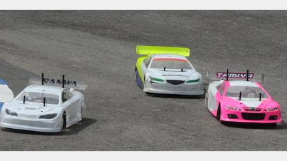 Bild: gf
Die Klasse Tamiya TT01 ist eine kostengünstige Jugend- oder Einsteigerklasse, trotzdem legen die leichten Rennwagen ordentliche Geschwindigkeiten vor. In den engen Kurven geht es gehörig zur Sache.