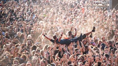 Bild: Daniel Reinhardt/dpa
Crowdsurfen in Wacke. Das WOA gilt als größtes Heavy-Metal-Festival der Welt.