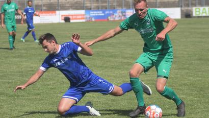 Bild: otr
SpVgg-SV-Akteur Maximilian Geber (links) zieht gegen Noah Forster vom FC Weiden-Ost in dieser Szene den Kürzeren. Das Weidener Bezirksligaduell endete 3:3.