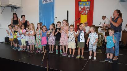 Bild: fz
Die Kindergartenkinder singen, wie sehr sie sich über die neue Kulturscheune freuen.