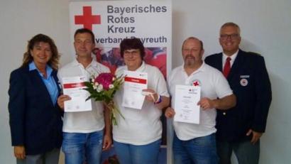 Bild: Privat/exb
Karin Eigl (links) und Bernd Neukam (rechts) ehrten Ulrich Pscherer, Roswitha Pilger und Reiner Kastl (Zweiter bis Vierter von links) für ihren langjährigen Dienst beim BRK Mehlmeisel.