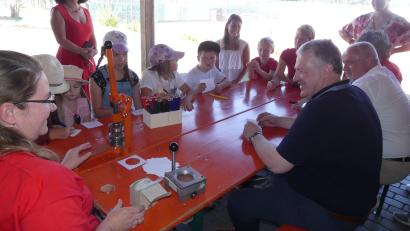 Bild: ige
In Ammerthal starteten Landrat Richard Reisinger und Bürgermeister Anton Peter (rechts) die diesjährige Maxl-Tour.