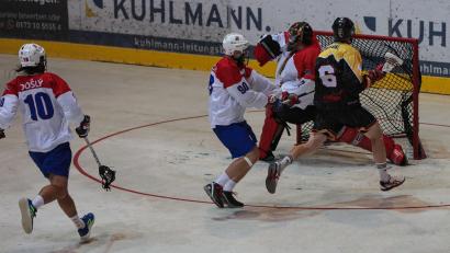 Bild: A. Schwarzmeier
Tor nach einem schnellen Gegenstoß: Wolfgang Griessl (Nummer 6) trifft beim 13:12-Vorrundensieg gegen Tschechien.