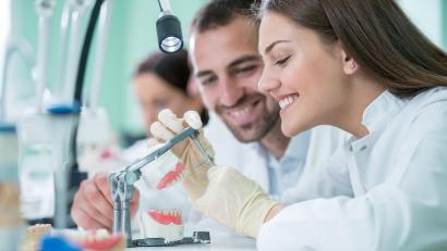 Bild: exb/AdobeStock_187871369
Arbeite mit uns an der 4-Tage-Woche (bei gleicher überdurchschnittlicher Vergütung). Jetzt gleich als Zahntechniker (m/w/d) bewerben!