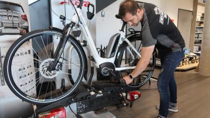 Bild: Kunz
Philipp Schraml vom Zweirad-Center Weiden empfiehlt Fahrrad-Heckträger, die es in vielen Marken und Varianten gibt. Damit könne man problemlos auch E-Bikes transportieren. Die Montage dauere wenige Minuten.