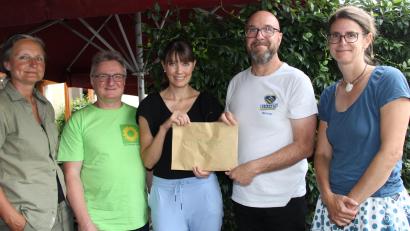 Bild: ads
Der Vorstand des Amberger Grünen-Kreisverbands mit Claudia Ried (rechts) sowie (von links) Simone Maaß, Hans-Jürgen Bumes und Raphaela Etzold übergab eine Spende an Michael Sandner (Zweiter von rechts), den Vorsitzenden von "Zamhaltn", für die Amberger Ukrainehilfe.
