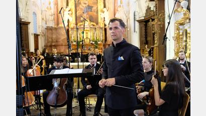 Bild: do
„Die ukrainische Nationalmannschaft der talentiertesten jungen Musiker“, nennt Gründerin und Leiterin Oksana Lyniv das Jugend-Symphonieorchester der Ukraine, das beim Festival junger Künstler Bayreuth in der Klosterkirche Speinshart gastierte. Es dirigierte Serhii Nesteruk.