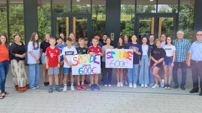 Bild: Tobias Trottmann/exb
Spendenübergabe der Schüler des Gymnasium Neustadt/WN.