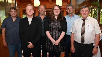 Bild: gf
Freisprechungsfeier der Bäcker-Innungen und Ehrung der Prüfungsbesten (von links): Christian Glaab (Obermeister der Bäckerinnung Schwandorf), Manuel Guttenberger, Alfred Schuller (Obermeister der Bäckerinnung Amberg-Sulzbach), Gabriele Adam sowie die Kreishandwerkmeister Ernst Maler (Schwandorf) und Hans Weber (Amberg-Sulzbach).