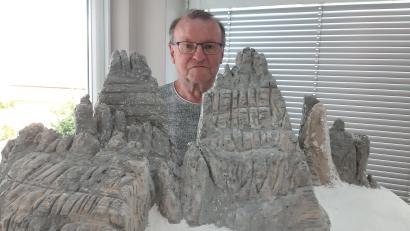 Bild: Kunz
Gerhard Moller hinter seinem Lieblingsbergmassiv: Für das Foto hat er seine Drei Zinnen umgedreht, damit der die attraktive Südseite präsentieren kann.