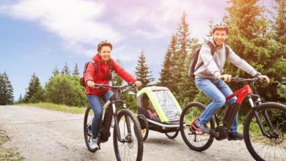 Bild: obs/CosmosDirekt/Andrey Popov 
Die Zahl der verkauften Elektrofahrräder in Deutschland steigt und steigt. Längst steigen aber nicht nur Senioren oder Unsportliche auf das E-Bike um, auch viele Familien greifen zu.