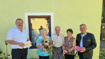 Bild: Stadt Bärnau/exb
Landrat Roland Grillmeier (rechts) und Bürgermeister Alfred Stier (links) gratulierten dem Jubelpaar Richard und Edeltraud Kraus zur Eisernen Hochzeit. Mit im Bild ist Schwiegertochter Renate Kraus (Zweite, von rechts).