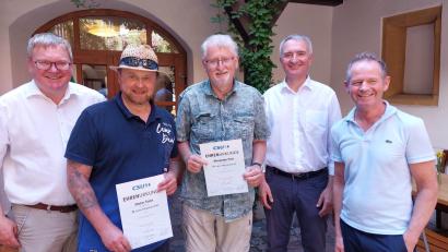 Bild: Matthias Schöberl/exb
Der CSU-Ortsverband Bergsteig/Milchhof hat langjährige Mitglieder geehrt (von links): Oberbürgermeister Michael Cerny, Dieter Stein, Alexander Patt, Landtags-Abgeordneter Harald Schwartz und Ortsvorsitzender Michael Schittko.