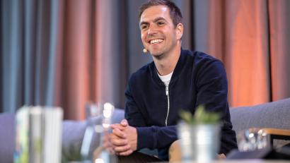 Bild: Matthias Balk
Philipp Lahm kritisiert er die Vergabekriterien zur Fußball-WM und das Emirat Katar wegen der Menschenrechtslage.