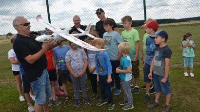 Bild: dob
Fluglehrer Peter Lindner (links) erklärte den Kindern zuerst Details zum Fliegen, bevor sie selbst an die Steuerknüppel durften.