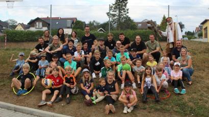 Bild: soj
Einen tollen Tag erlebten die Kinder beim Ferienprogramm der Gemeinde. Mit auf dem Bild Jugendbeauftragte Nadine Prechtl (sitzend rechts), Geschichtenerzähler Martin Exner (hinten, von rechts) und Bürgermeister Wolfgang Söllner sowie Vertreter der Jungen Union und der Feuerwehr.