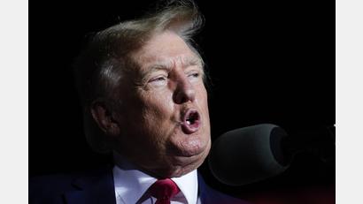 Archivbild: Morry Gash/dpa
Dem ehemaligen Präsidenten Donald Trump bläst der Wind ins Gesicht.