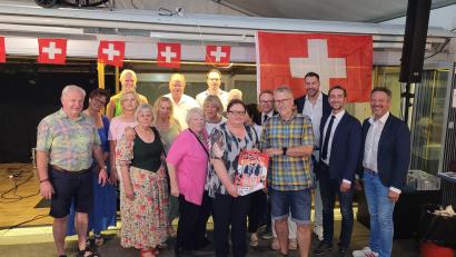 Bild: Kulturamt Sulzbach-Rosenberg/exb
Kerstin König (vorne, Mitte) vom Sulzbach-Rosenberger Kulturamt hat Fans der Stimmen der Berge bei einem Treffen in der Schweiz zum Open-Air im Schlosshof und einem Rahmenprogramm eingeladen.