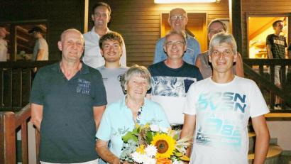 Bild: gru
Die neue Vereinsführung des FC Edelsfeld: (von links) Manfred Rupprecht, Hans-Jürgen Strehl, Markus Paulus, Reinhilde Mignon, Michael Heldrich, Karl Fischer, Elke Wopperer, Manfred Pirner.