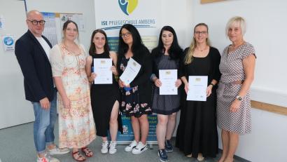 Bild: usc
Vier Frauen schlossen die Jahresabschlussprüfung mit einer 1 vor dem Komma ab. Dafür erhielten sie einen Staatspreis. Von links: ISE-Geschäftsführer Roland Domogalla, Klassenleiterin Kathrin Hüttner-Kunz, die Examensbesten Jennifer Dyer, Sabine Helleder , Oana-Mirela Jiga und Marion Schertl-Krieger sowie Schulleiterin Ilona Lang.