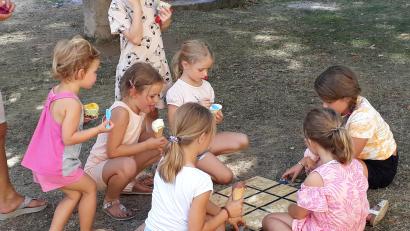 Bild: Annemarie Fink/exb
Beim Auftakt des Kinderferienprogrammes in Schirmitz gab es leckeres Eis.