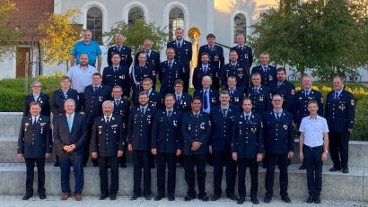 Bild: Martina Beierl/exb
Die Ehrung der Feuerwehrleute aus dem Gemeindegebiet Ursensollen: Neben Landrat Richard Reisinger (vorne Zweiter von links) und den Feuerwehr-Führungskräften um Kreisbrandrat Fredi Weiß (Dritter von links) gratulierte auch Ursensollens Bürgermeister Albert Geitner (rechts) den Jubilarinnen und Jubilaren.