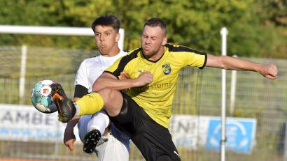 Bild: Hubert Ziegler
Augen zu und durch: Philipp Götz (rechts) vom FC Amberg brachte per Foulelfmeter seine Mannschaft mit 1:0 in Führung. In dieser Szene kann er sich gegen Lukas Kaiser vom FC Tegernheim durchsetzen.