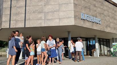 Bild: Thomas Dobler
Mitglieder der "Bürgerinitiative Schwarzenfeld" und Anwohner aus Traunricht haben sich am Montag zur Sitzung des Marktrats im Rathaus eingefunden. Zwei Dutzend von ihnen nahmen an der Sitzung teil, bei der der Rat ihr Bürgerbegehren als "nicht zulässig" zurückwies.