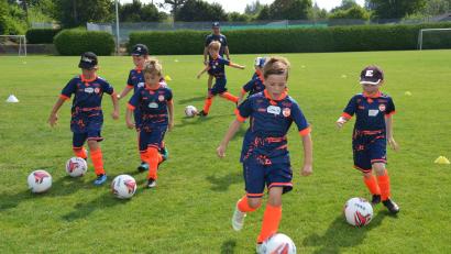 Bild: dob
Gemeinsam mit Freunden dem runden Leder nachjagen und von versierten Trainern Tricks und Kniffs lernen, das macht riesig Spaß.