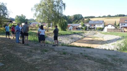 Bild: rn
Da das Weiherbecken nur durch Oberflächenwasser und Regen geflutet werden kann, bedarf es einer längeren Regenzeit, bis sich die Enten der Nachbarn wieder wohl fühlen können.