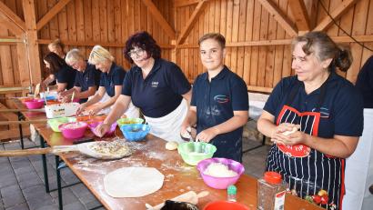 Bild: no
Alle Hände voll zu tun hatten fleißige Helferinnen und ein junger Helfer, um Pizzas und Zwiebelkuchen für den Backofen vorzubereiten.