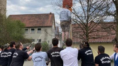 Archivbild: frd
Auch beim Maibaumaufstellen in diesem Jahr in Pertolzhofen zeigten die Golaner wieder vollen Einsatz.