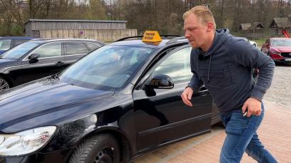 Bild: upl
Berthold Eckl eilt zum Feuerwehrhaus: So sieht es aus, wenn Hilfe nötig ist und es um jede Sekunde geht.