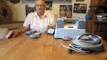 Bild: jzk
Wegen seines Kunstherzens trägt Josef Sticht immer zwei Akkus mit sich. In einem großen Ladegerät stecken stets vier Ersatzakkus. „Diese Geräte erhalten mich seit fast sieben Jahren am Leben“, verdeutlicht der Berndorfer.