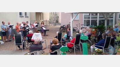 Bild: u
Mit seiner Sommerserenade bereitete der Gemischte Chor unter Leitung von Jana Müller (stehend vorne rechts) den Bewohnern des BRK Seniorenwohn- und Pflegeheims St. Barbara und den zahlreichen Gästen einen gleichermaßen stimmungsvollen wie kurzweiligen Abend.