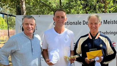 Bild: ref
Norbert Henn (Mitte) schlug im Finale Rüdiger Vogel (rechts),. Jürgen Müller (links), Seniorenreferent des DTB, gratulierte zum Titel.