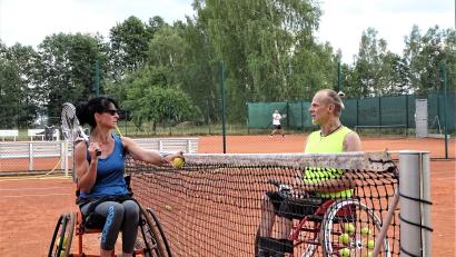 Bild: SV Mitterteich/exb
Nach dem ersten Rollstuhl-Tennisfinale in der Region gratuliert Ossi Mark seiner Einzelgegnerin Doris Scharnagl-Lindinger, die den Heimvorteil zum knappen Sieg ummünzen konnte.