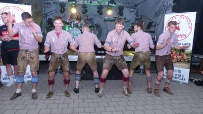 Bild: hme
Der "Neidaffer Plattlclub" präsentiert sein Können: Ganz zur Freude der Gäste bei der 675-Jahr-Feier in Neudorf.