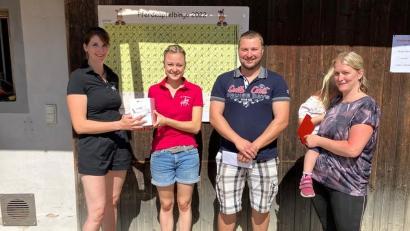 Bild: Lena Schricker/exb
Vorsitzende Carolin Schrembs (links) gratuliert den Gewinnern Anna Vollath (Zweite von links), Simone Höcht (rechts) und Maximilian Weber (Zweiter von rechts).