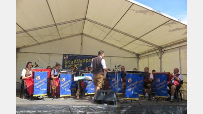 Bild: jzk
In bewährter Manier leitete René Bauer (stehend) das Konzert der Stadtkapelle zum Abschluss des Kemnather Kultursommers.