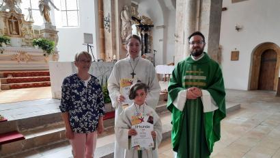 Bild: Karl Gerstenhöfer/exb
Pfarrer Johannes Arweck dankte (von links) Bärbel Panhans-Baumer, Carolin Gerstenhöfer und Veit König für ihre Dienste in der Kirche.