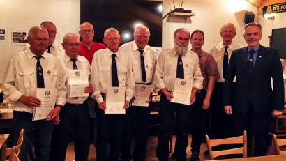 Bild: hai
Kreisvorsitzender Thomas Semba (rechts) und Bürgermeister Christian Porsch (Dritter von rechts) zeichneten die Aktivposten und tragenden Säulen der Kameradschaft Gerhard Stengel, Helmut Moller, Reinhard Kaczmarek, Helmut Pscherer, Alfred Bauer, Manfred Kauper und Bernhard Kopp für ihre Verdienste und Treue aus.