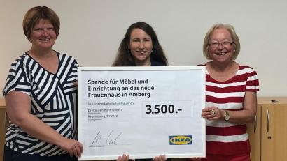 Bild: Frauenhaus Amberg/exb
Andrea Graf (Geschäftsführerin Sozialdienst katholischer Frauen), Tanja Weller (Lokales Marketing Ikea Regensburg) und SkF-Vorsitzende Marianne Gutwein (von links) freuen sich über die Spende.