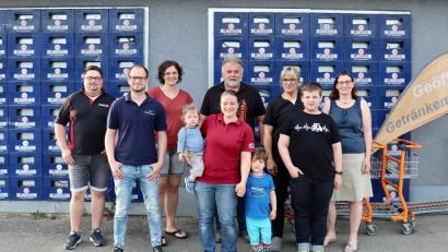 Bild: Christoph Forster/exb
Feuerwehren, Kindergarten und Schule freuen sich über die Spende der Familie Schlagenhaufer.